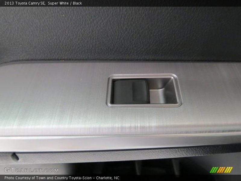Super White / Black 2013 Toyota Camry SE