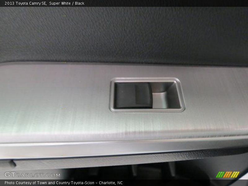 Super White / Black 2013 Toyota Camry SE
