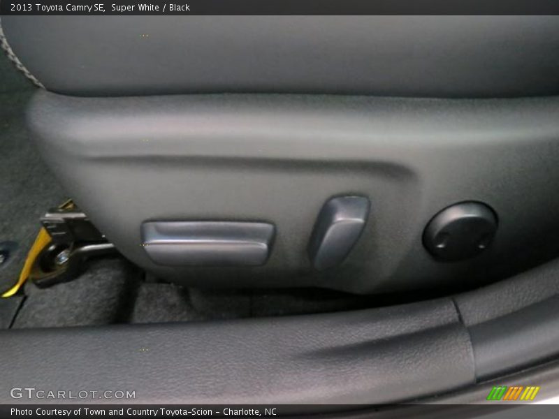 Super White / Black 2013 Toyota Camry SE