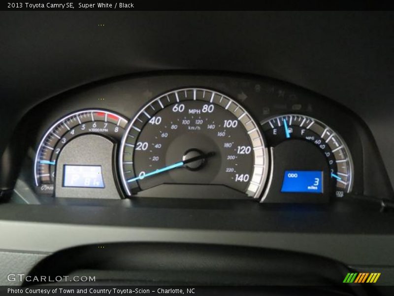 Super White / Black 2013 Toyota Camry SE