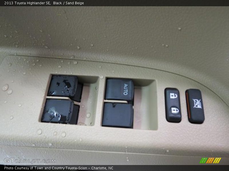 Black / Sand Beige 2013 Toyota Highlander SE