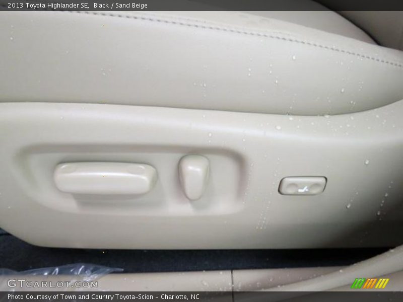 Black / Sand Beige 2013 Toyota Highlander SE