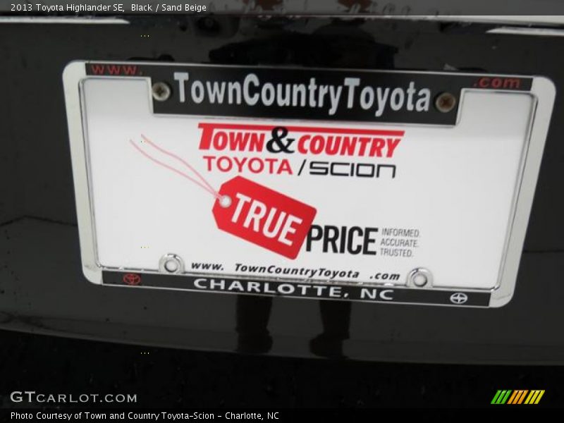 Black / Sand Beige 2013 Toyota Highlander SE