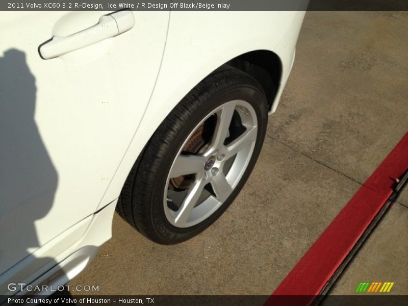 Ice White / R Design Off Black/Beige Inlay 2011 Volvo XC60 3.2 R-Design
