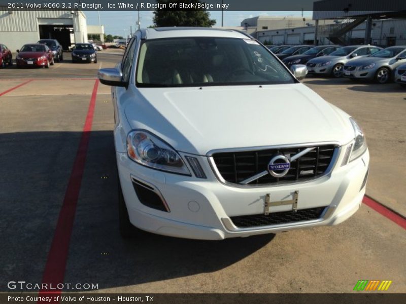 Ice White / R Design Off Black/Beige Inlay 2011 Volvo XC60 3.2 R-Design