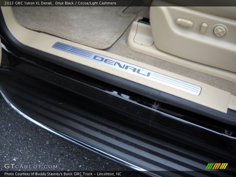 Onyx Black / Cocoa/Light Cashmere 2013 GMC Yukon XL Denali