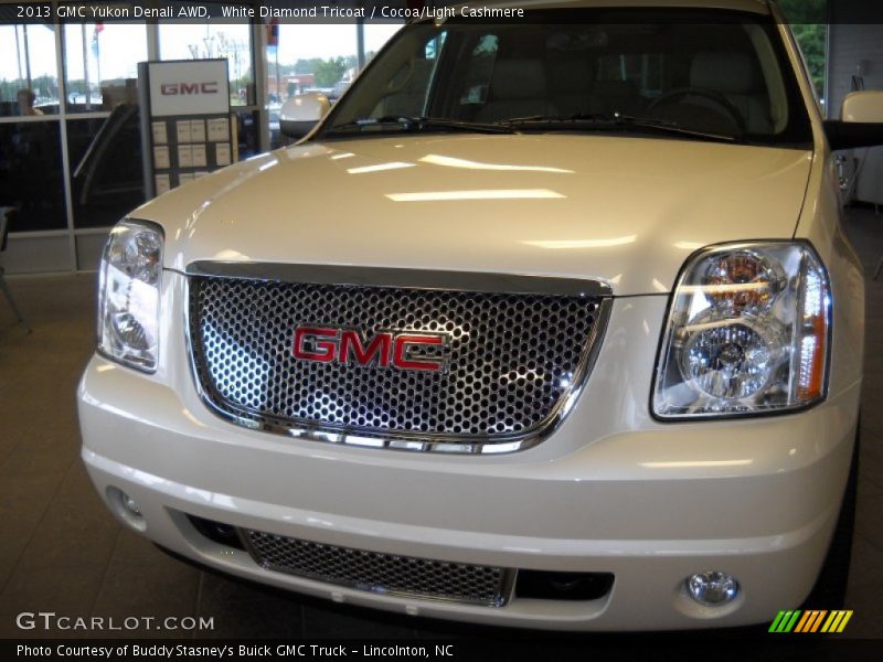 White Diamond Tricoat / Cocoa/Light Cashmere 2013 GMC Yukon Denali AWD