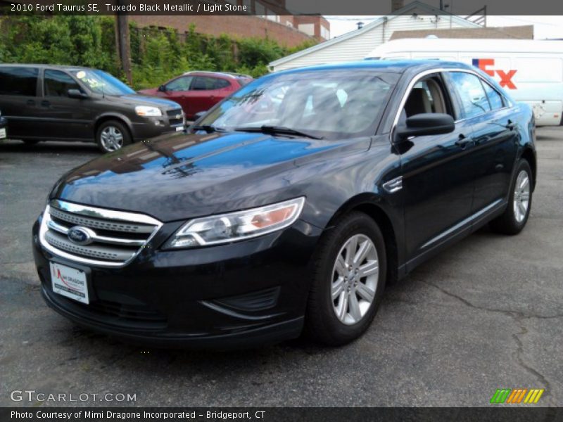 Tuxedo Black Metallic / Light Stone 2010 Ford Taurus SE