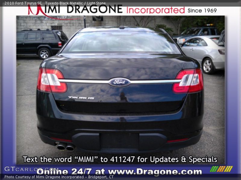Tuxedo Black Metallic / Light Stone 2010 Ford Taurus SE