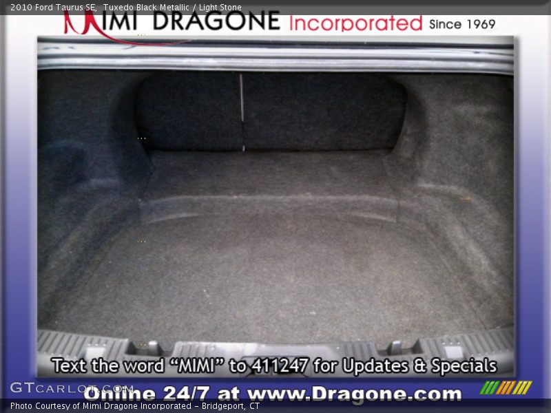 Tuxedo Black Metallic / Light Stone 2010 Ford Taurus SE