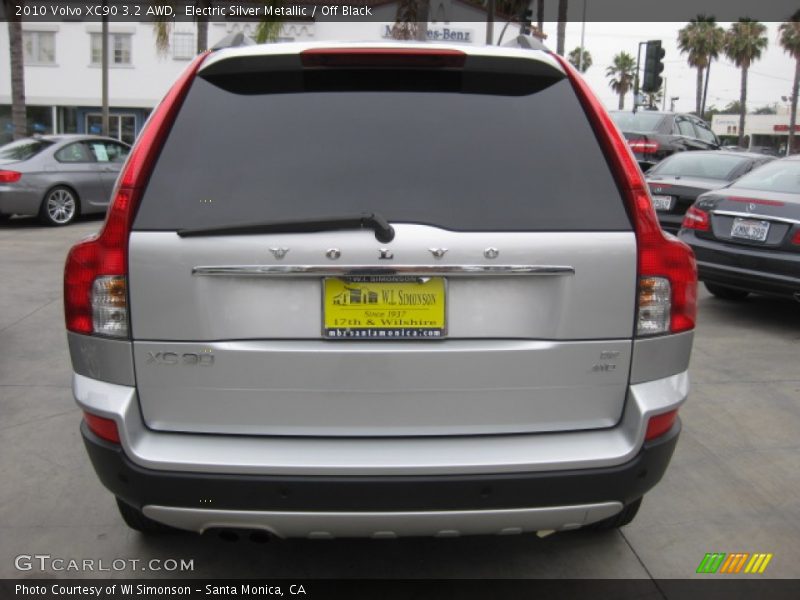Electric Silver Metallic / Off Black 2010 Volvo XC90 3.2 AWD