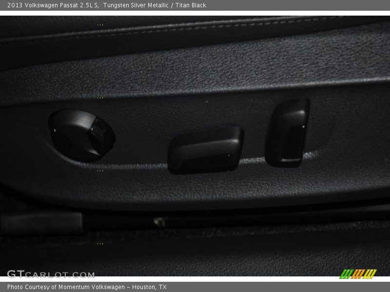 Tungsten Silver Metallic / Titan Black 2013 Volkswagen Passat 2.5L S