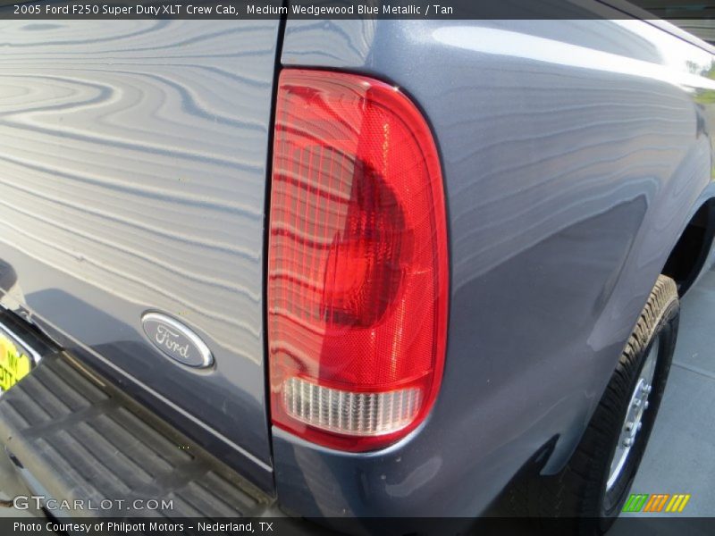 Medium Wedgewood Blue Metallic / Tan 2005 Ford F250 Super Duty XLT Crew Cab
