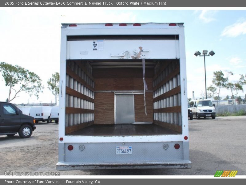 Oxford White / Medium Flint 2005 Ford E Series Cutaway E450 Commercial Moving Truck