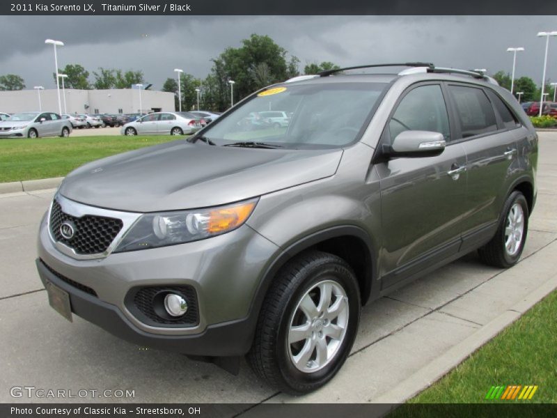 Front 3/4 View of 2011 Sorento LX