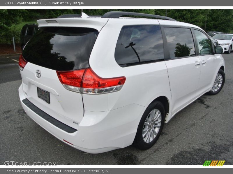 Super White / Bisque 2011 Toyota Sienna XLE