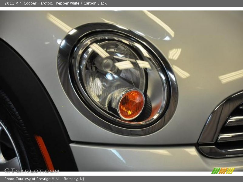 Pepper White / Carbon Black 2011 Mini Cooper Hardtop