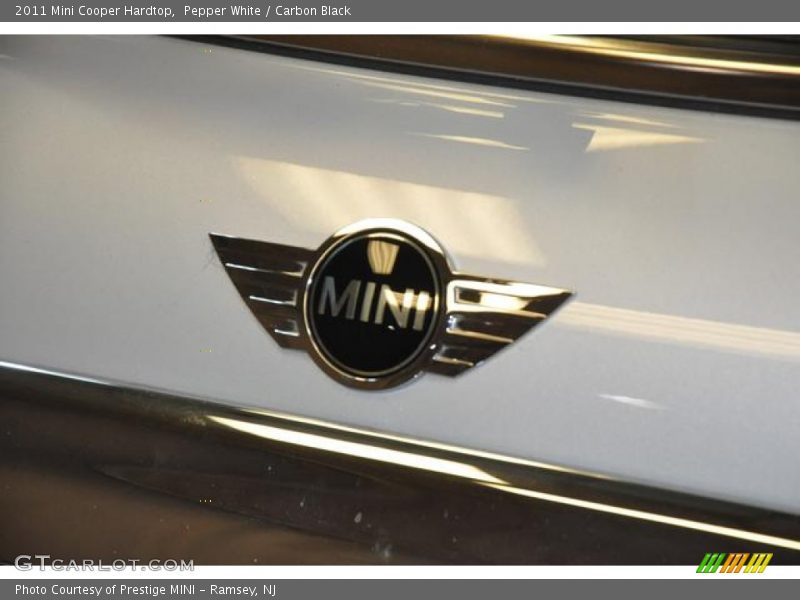 Pepper White / Carbon Black 2011 Mini Cooper Hardtop