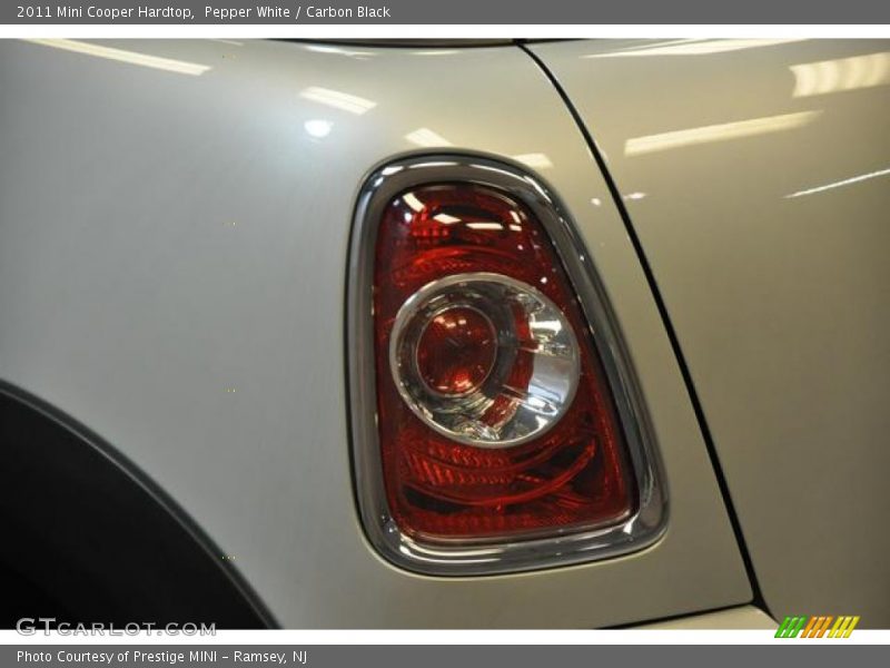 Pepper White / Carbon Black 2011 Mini Cooper Hardtop