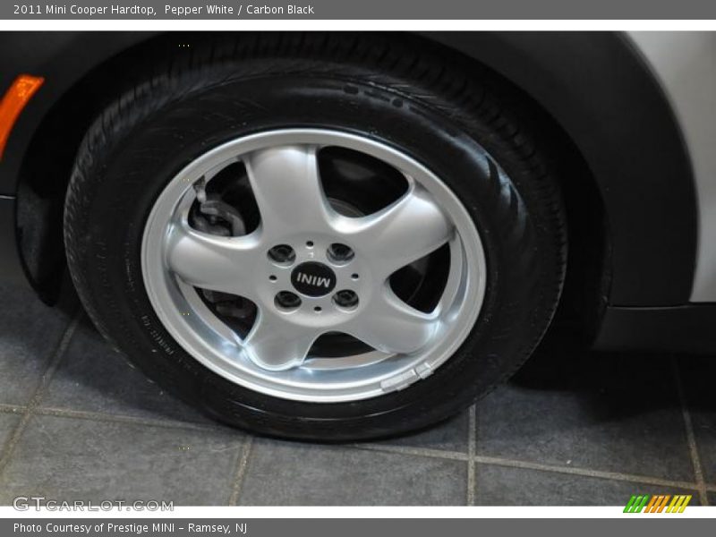 Pepper White / Carbon Black 2011 Mini Cooper Hardtop