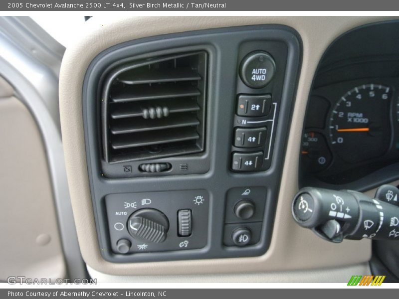 Silver Birch Metallic / Tan/Neutral 2005 Chevrolet Avalanche 2500 LT 4x4