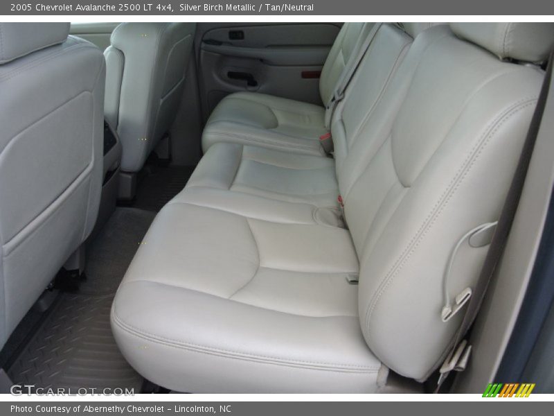 Silver Birch Metallic / Tan/Neutral 2005 Chevrolet Avalanche 2500 LT 4x4