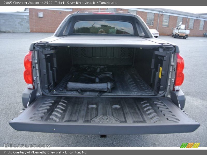 Silver Birch Metallic / Tan/Neutral 2005 Chevrolet Avalanche 2500 LT 4x4