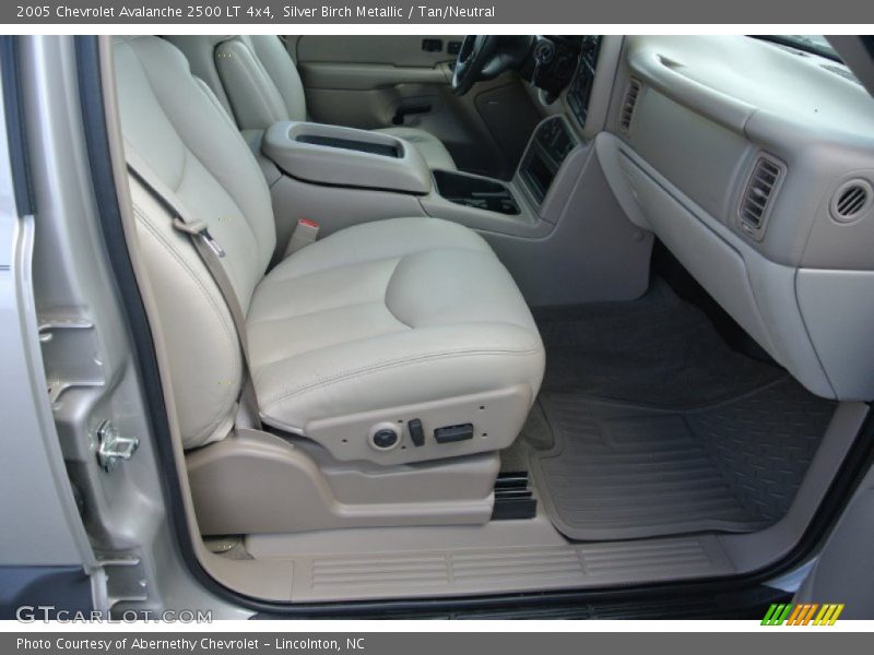 Silver Birch Metallic / Tan/Neutral 2005 Chevrolet Avalanche 2500 LT 4x4