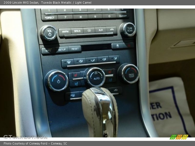 Controls of 2009 MKS Sedan