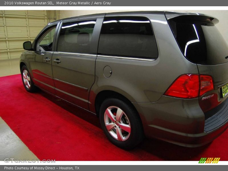 Meteor Gray Metallic / Aero Gray 2010 Volkswagen Routan SEL
