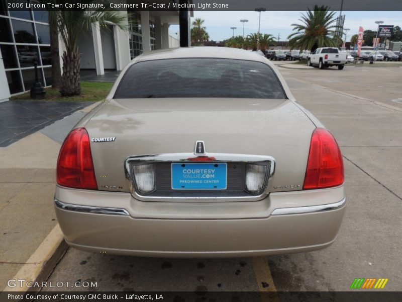 Cashmere Tri-Coat / Medium Light Stone 2006 Lincoln Town Car Signature