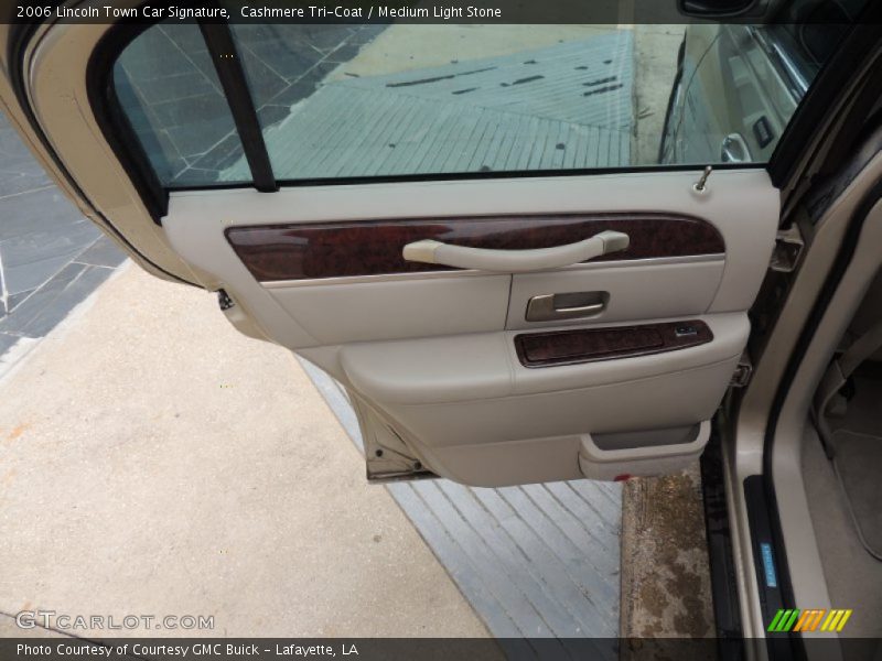 Cashmere Tri-Coat / Medium Light Stone 2006 Lincoln Town Car Signature