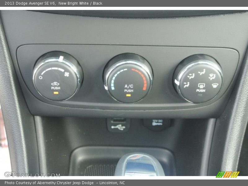 New Bright White / Black 2013 Dodge Avenger SE V6