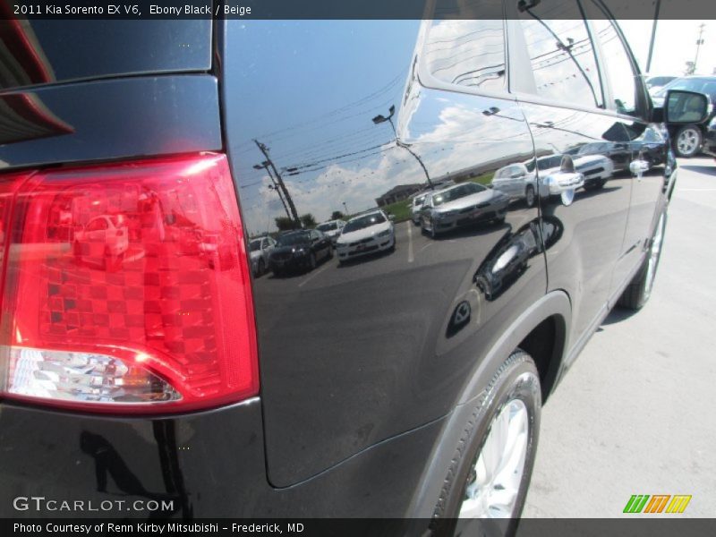 Ebony Black / Beige 2011 Kia Sorento EX V6