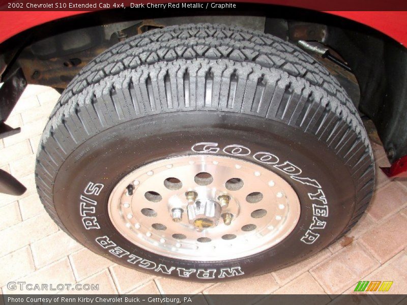 Dark Cherry Red Metallic / Graphite 2002 Chevrolet S10 Extended Cab 4x4