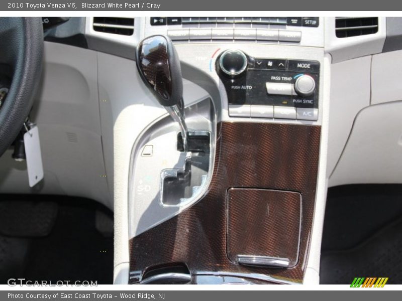 Blizzard White Pearl / Gray 2010 Toyota Venza V6
