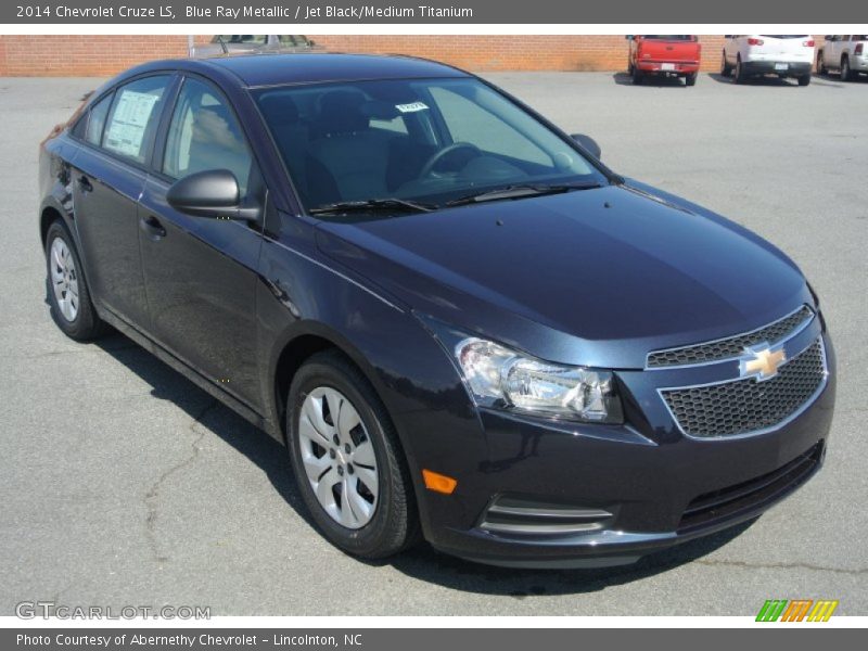 Front 3/4 View of 2014 Cruze LS