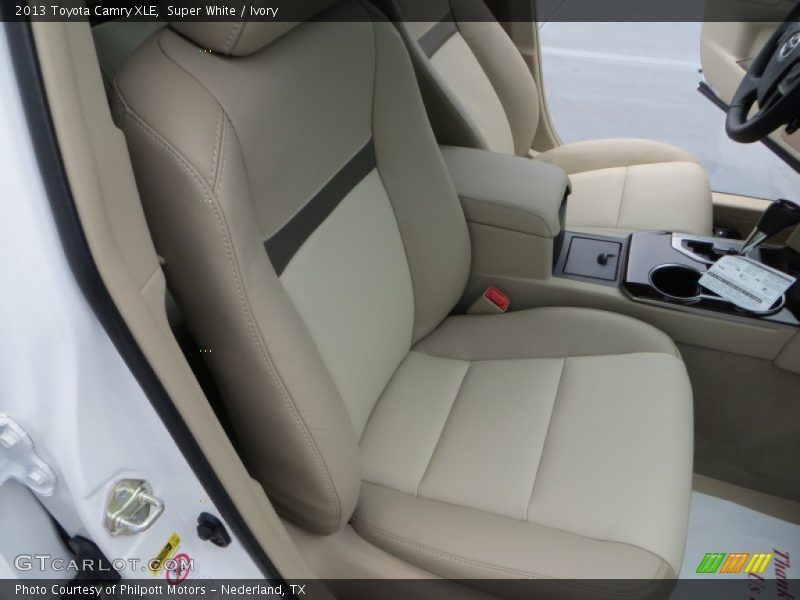 Super White / Ivory 2013 Toyota Camry XLE