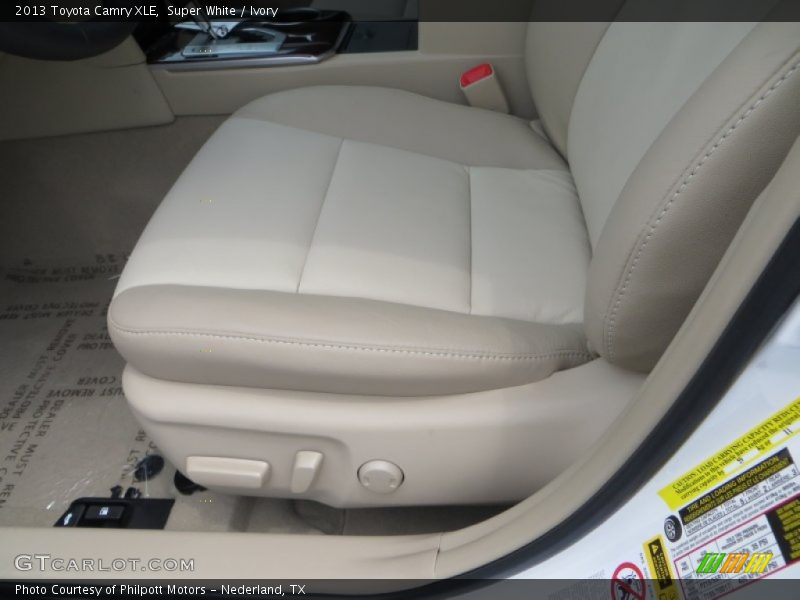 Super White / Ivory 2013 Toyota Camry XLE