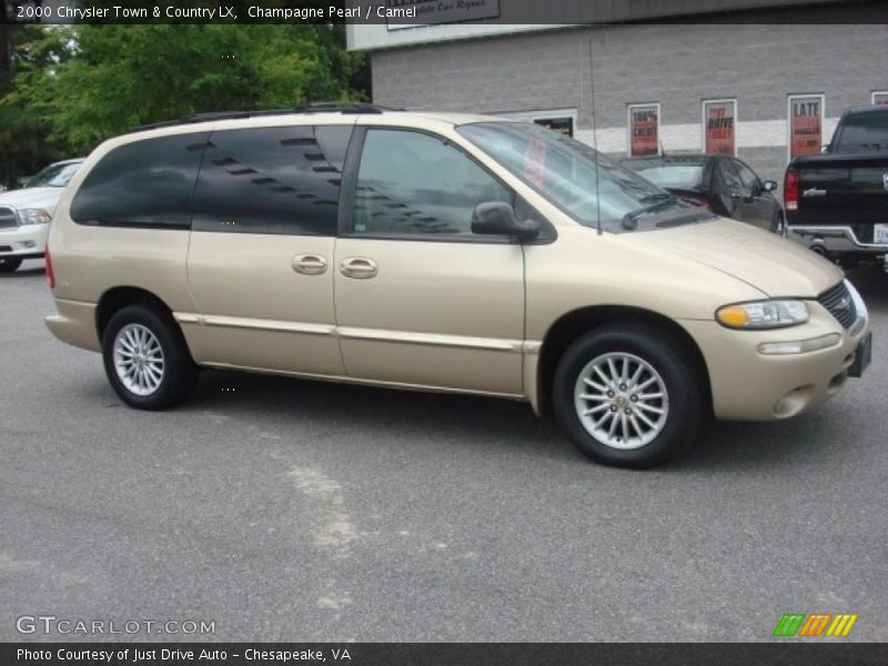 Champagne Pearl / Camel 2000 Chrysler Town & Country LX