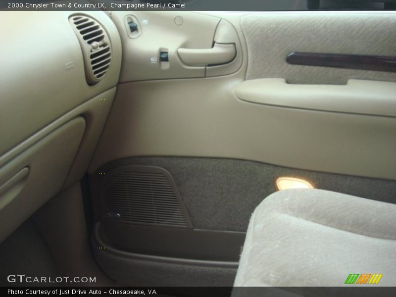 Champagne Pearl / Camel 2000 Chrysler Town & Country LX