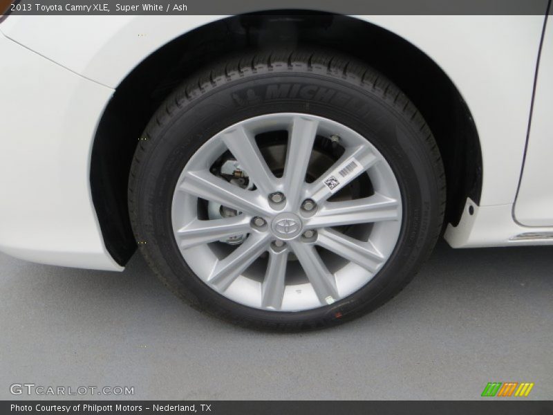 Super White / Ash 2013 Toyota Camry XLE