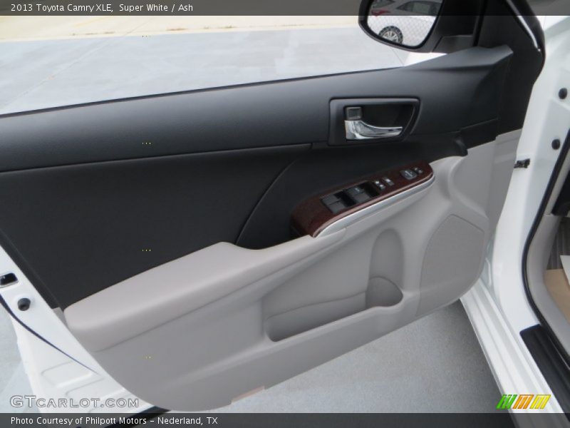 Super White / Ash 2013 Toyota Camry XLE