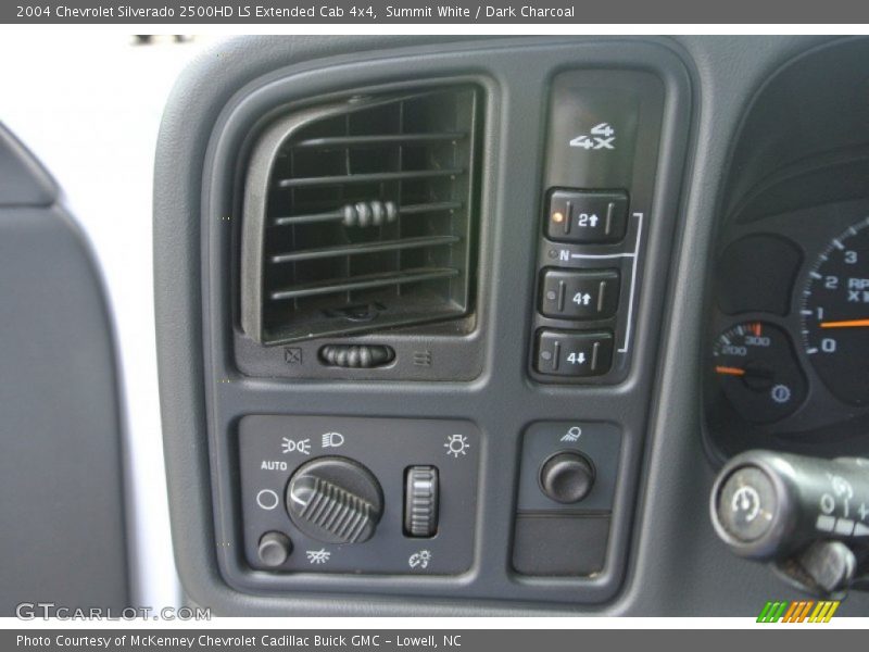 Summit White / Dark Charcoal 2004 Chevrolet Silverado 2500HD LS Extended Cab 4x4