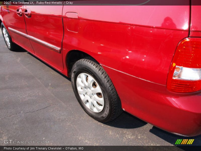 Ruby Red Metallic / Gray 2005 Kia Sedona LX