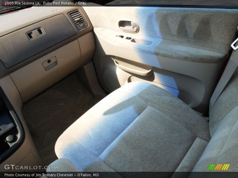 Ruby Red Metallic / Gray 2005 Kia Sedona LX