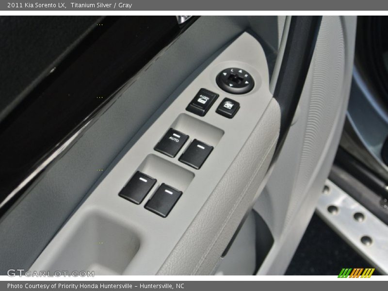 Titanium Silver / Gray 2011 Kia Sorento LX