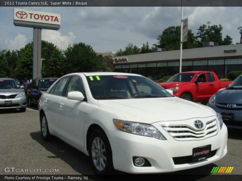 Super White / Bisque 2011 Toyota Camry XLE