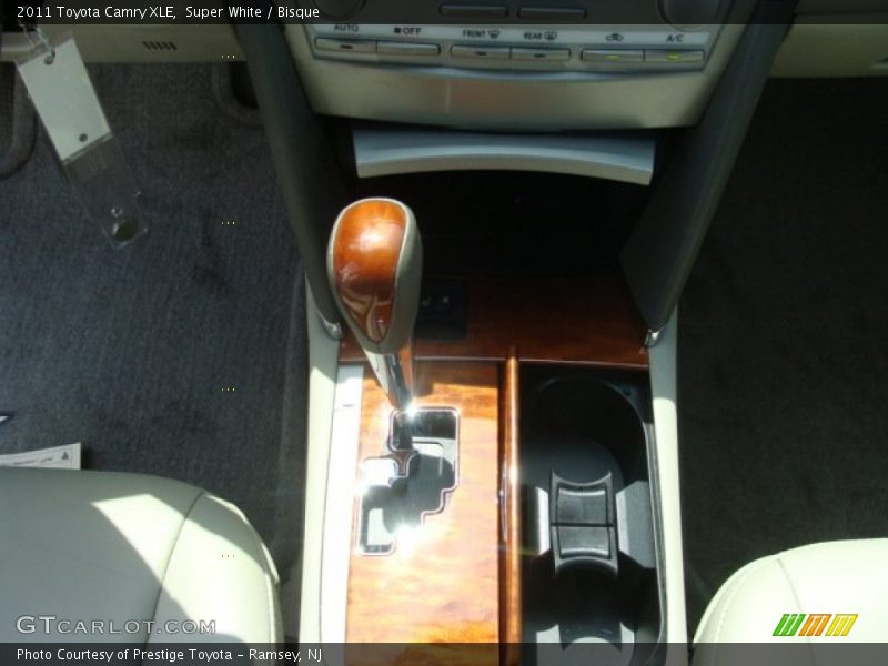Super White / Bisque 2011 Toyota Camry XLE