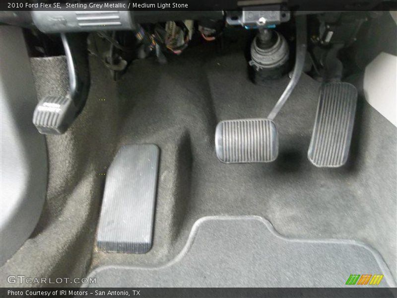 Sterling Grey Metallic / Medium Light Stone 2010 Ford Flex SE